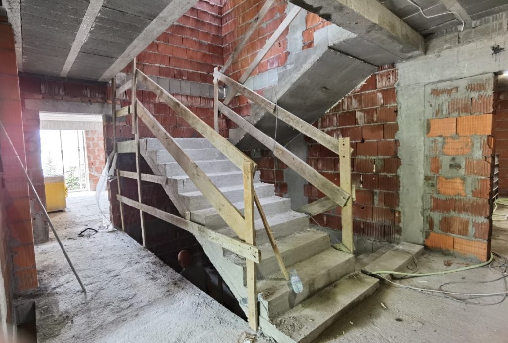 co słychać na budowie - budowa schodów na klatce schodowej - maj 2023 r.